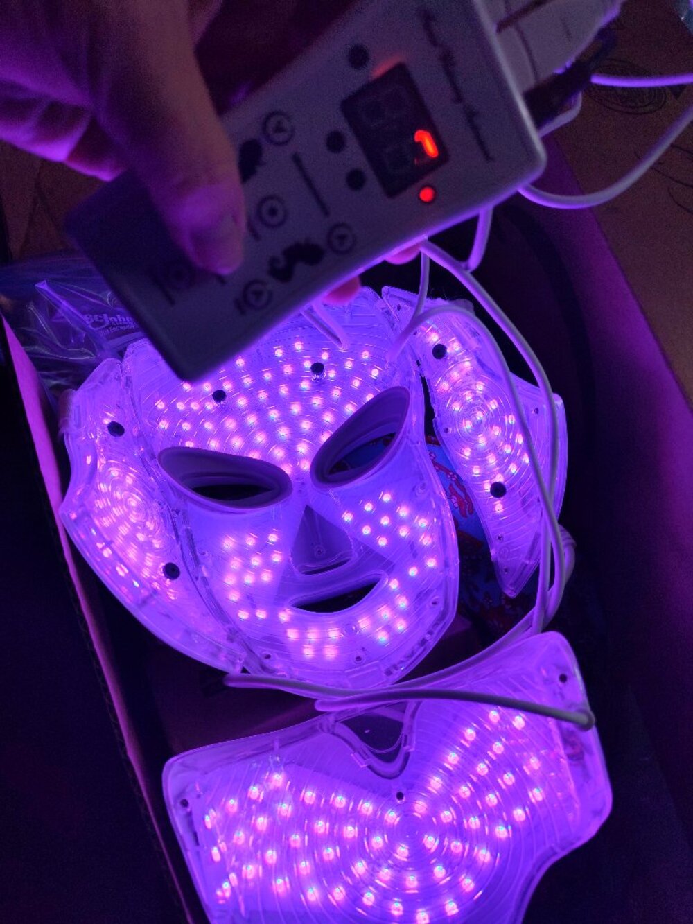 Nutriskin LED Red Light Facial and Neck Mask Light Therapy Device - Picture 4 of 10